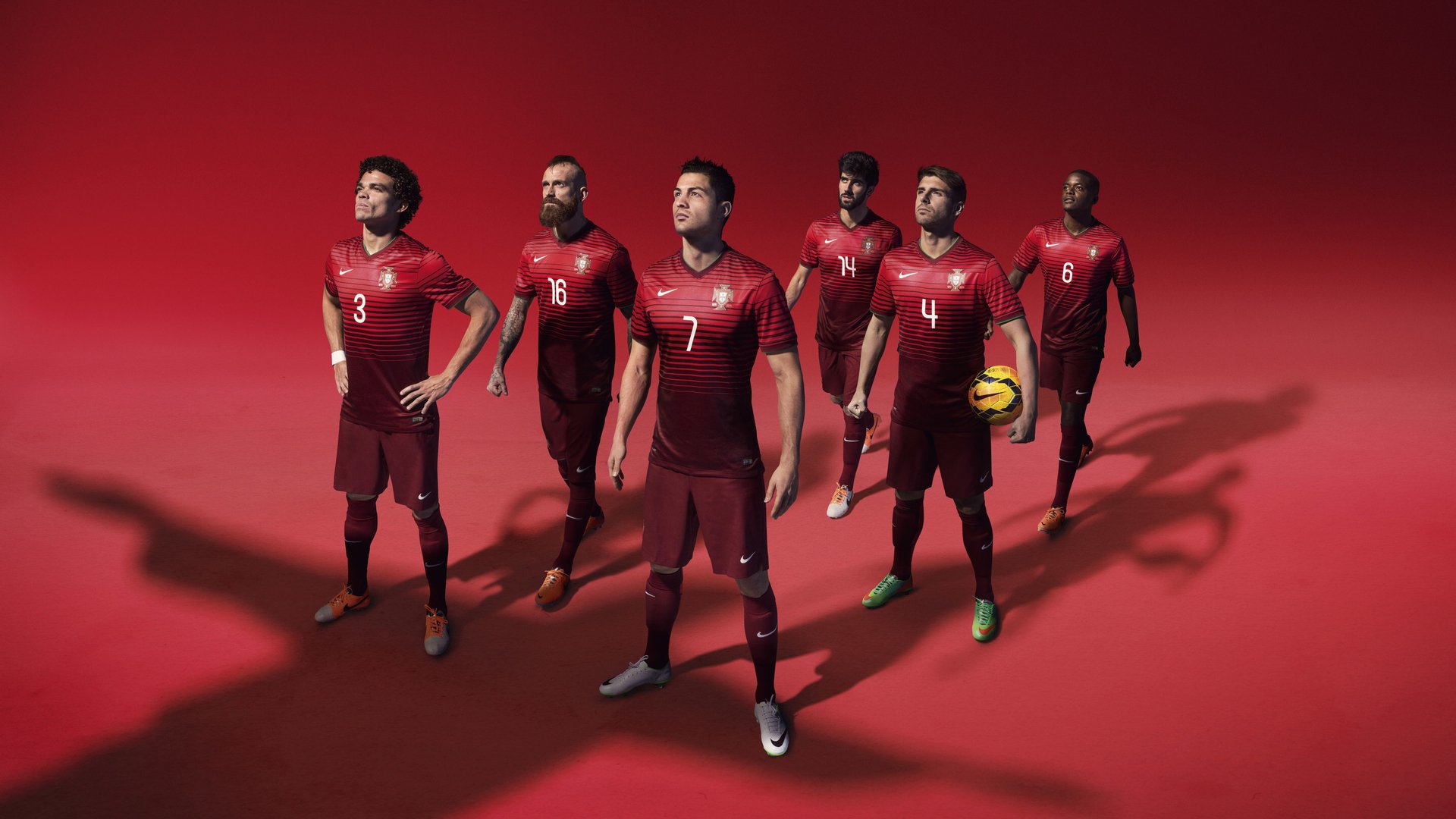 国足球迷助威现场氛围热烈,国足助威球衣